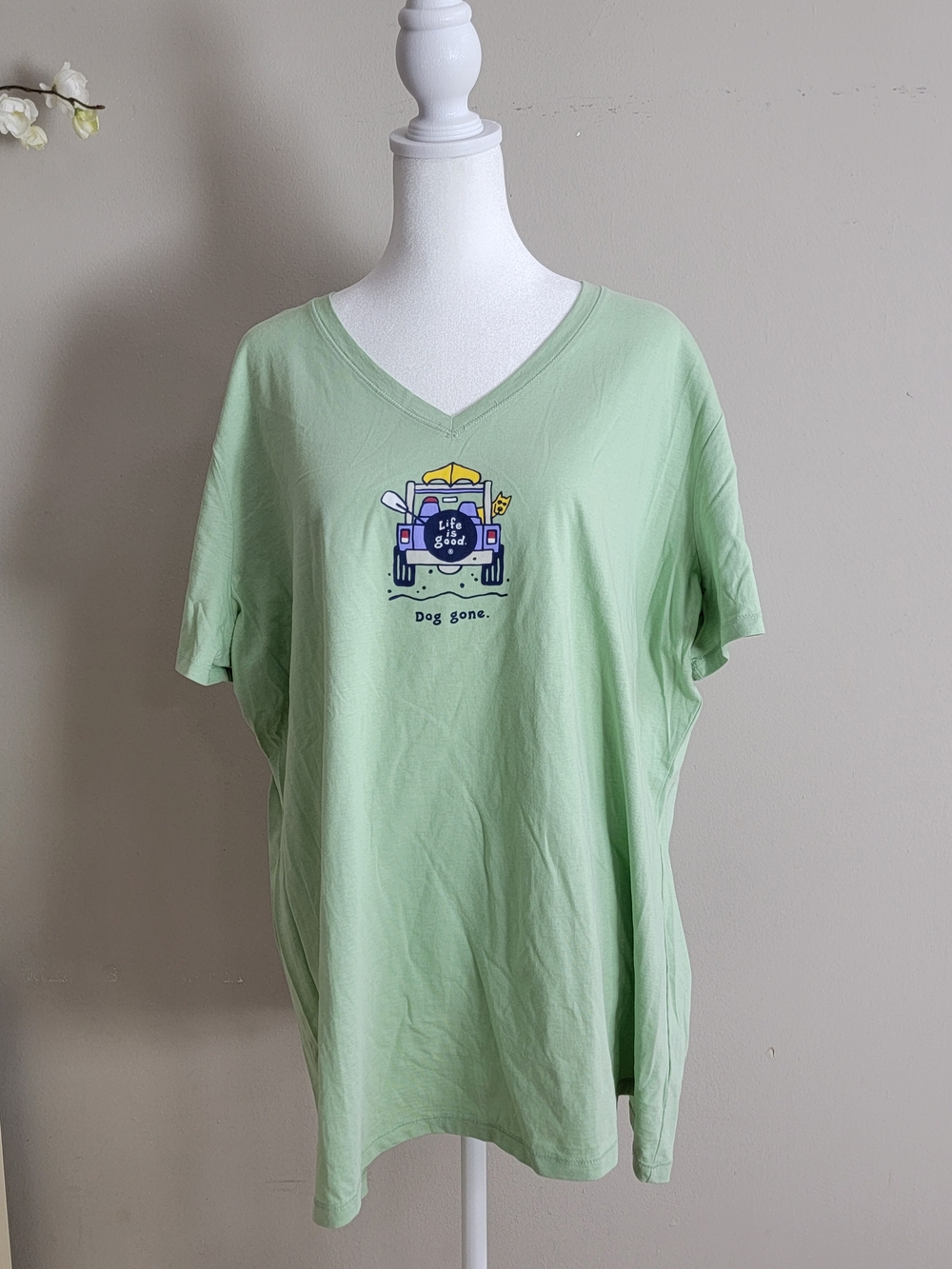 Life Is Good Light Green V-Neck Tee with Road Trip Dog Graphic Size XXL
